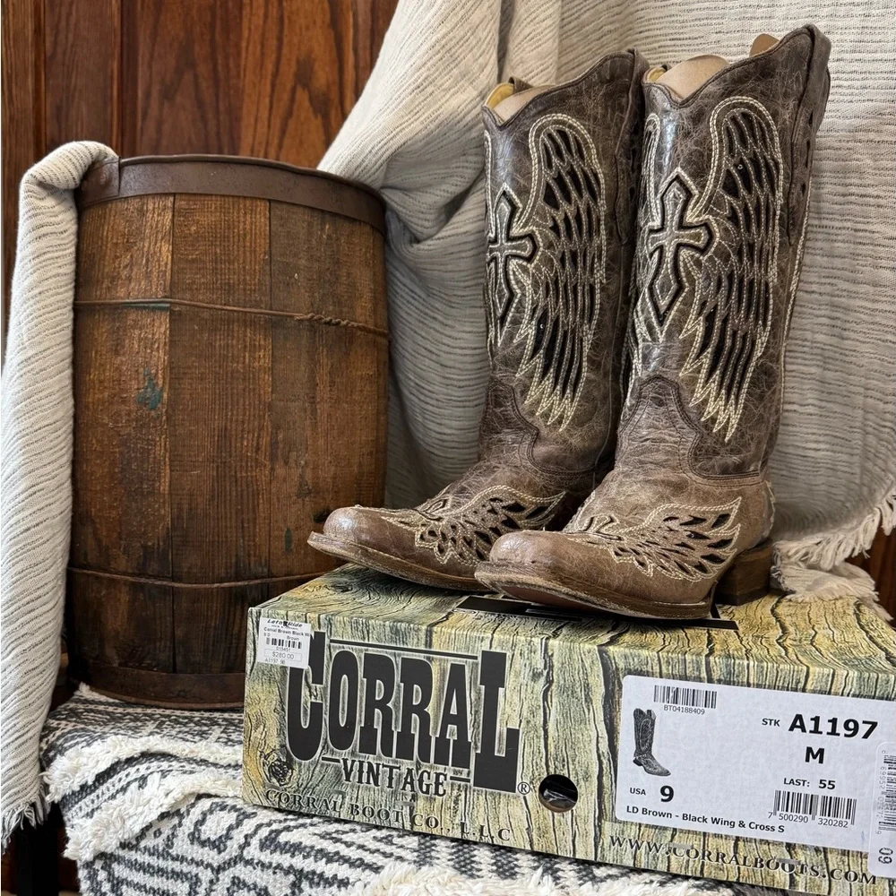 Women’s Corral Western Cowboy Boots with Black Inlay Wing and Cross Design - Picture 6 of 8